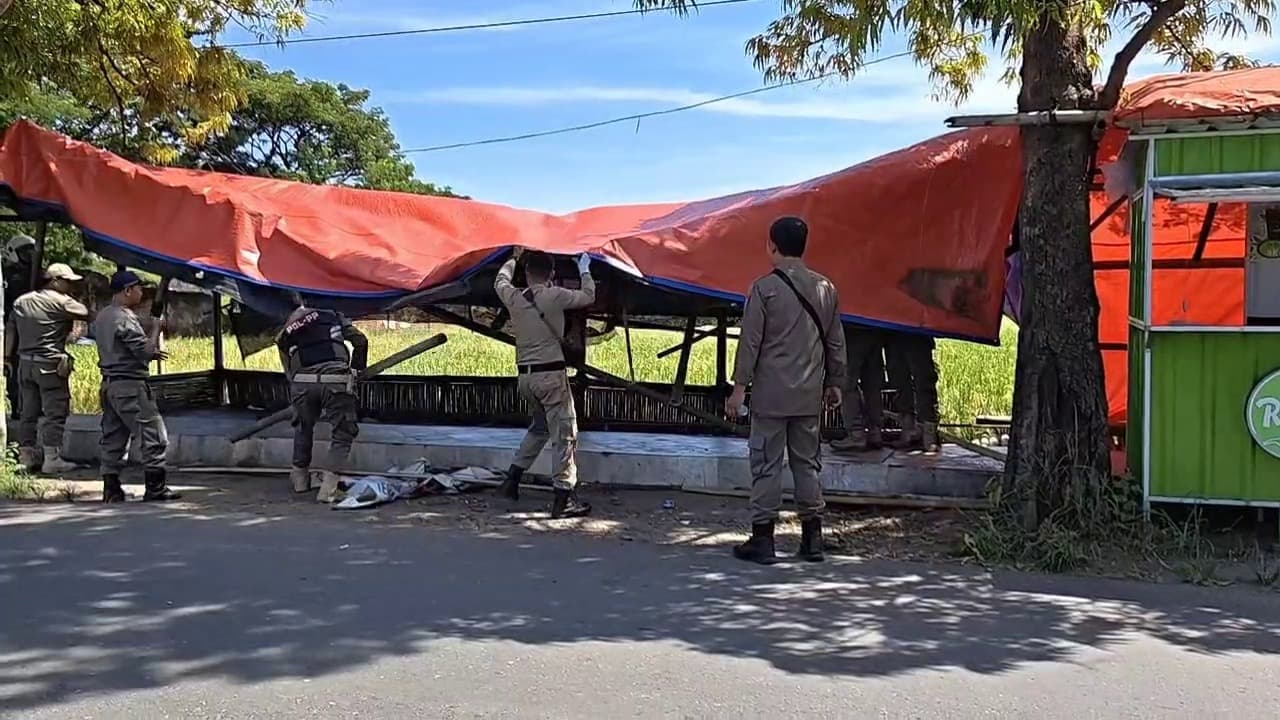 Tutupi Trotoar, Puluhan Lapak PKL di Ponorogo Ditertibkan Satpol PP