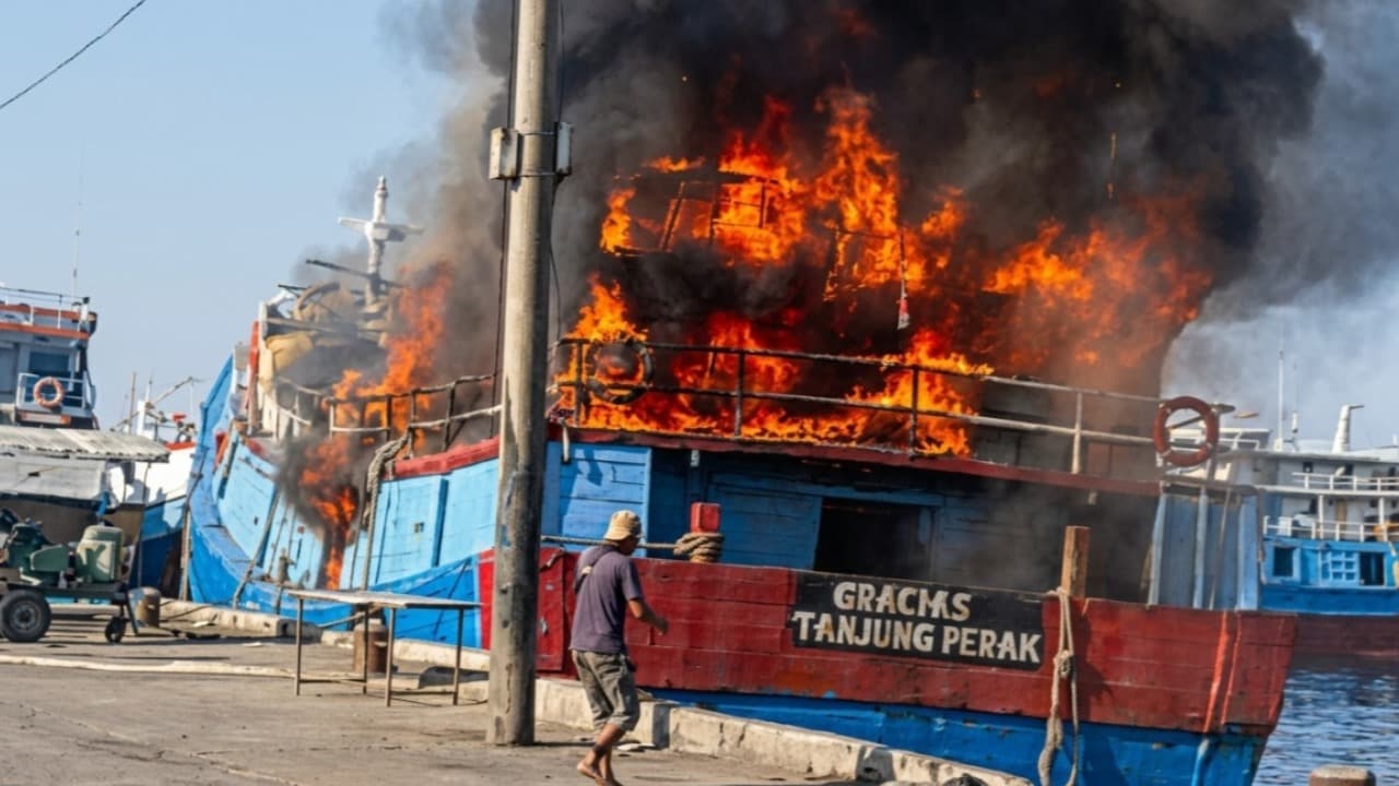 Kapal Motor Gracias Tanjung Perak Terbakar di Pelabuhan Mayangan Probolinggo, Kerugian Ditaksir Rp1 Miliar