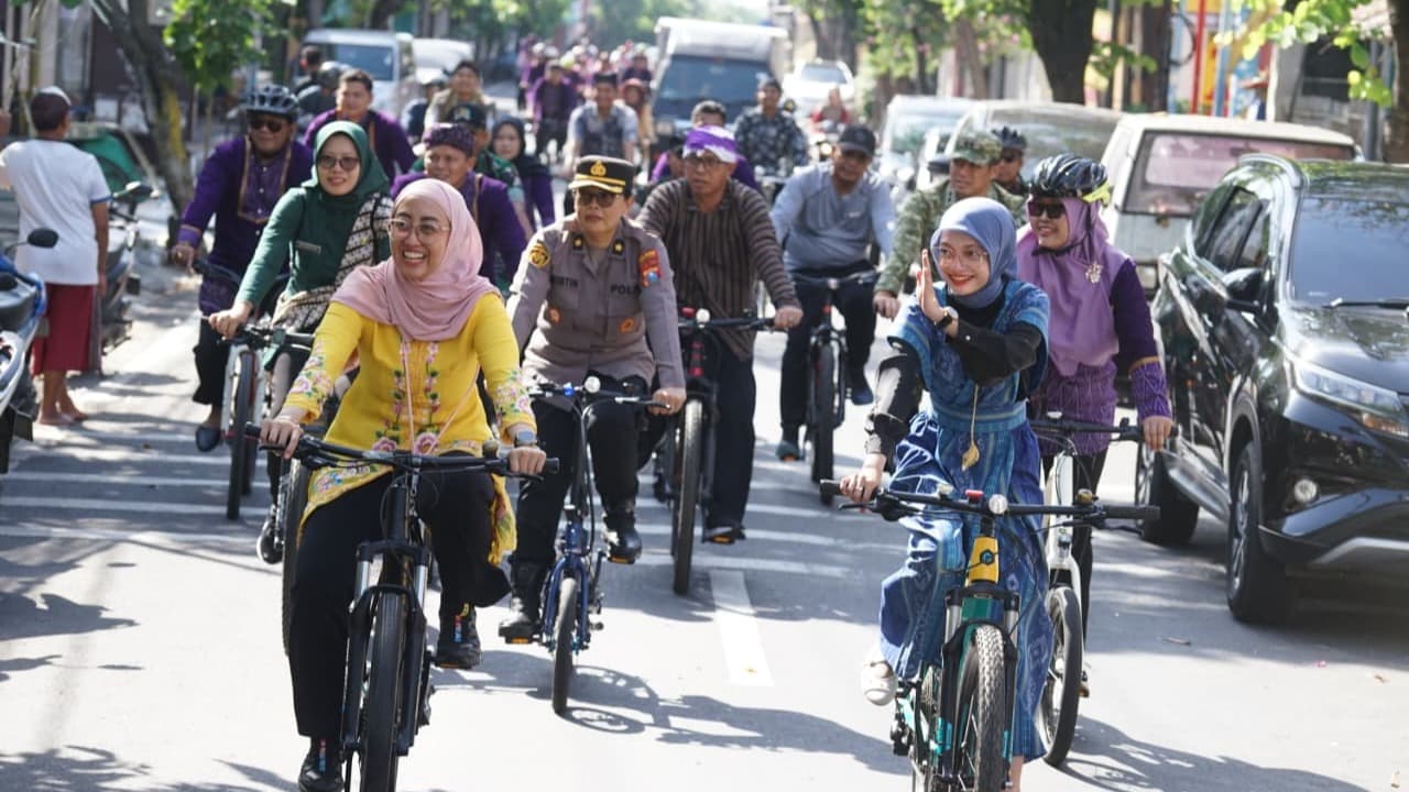 Kartini Bersepeda, Mbak Wali Ajak Jaga Lingkungan di Peringatan Hari Bumi