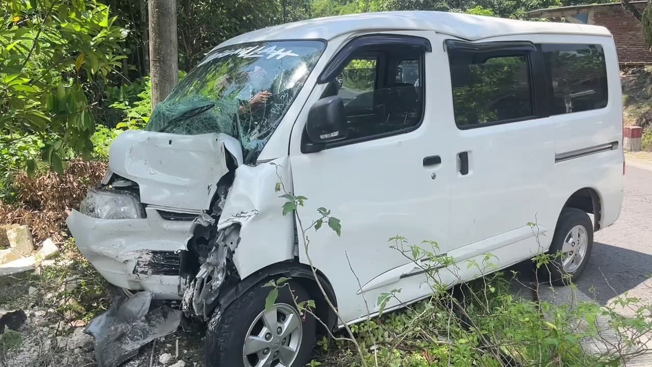 Tabrak Pemotor, Minibus Terguling di Ngawi, Satu Korban Meninggal Dunia
