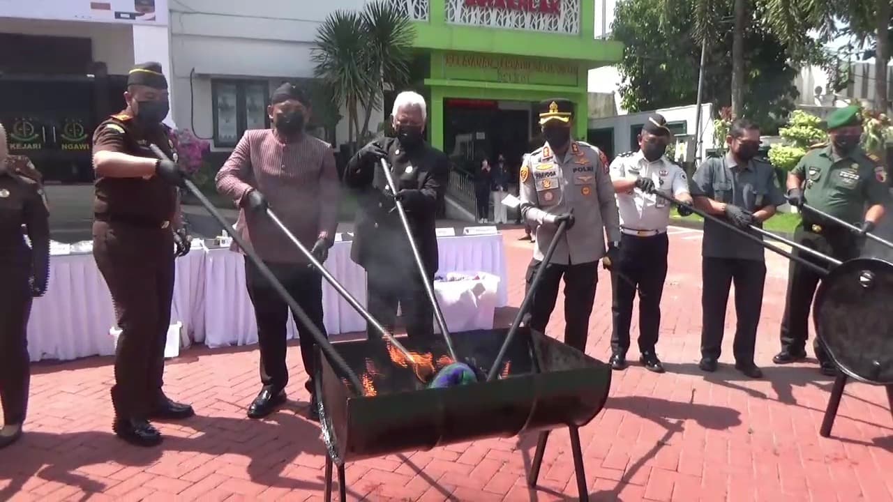 Kejari Ngawi Musnahkan Barang Bukti dari 41 Perkara, Didominasi Kasus Pil Koplo