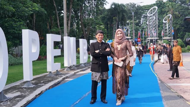 Mengenang Sosok Kartini, Rektor hingga Mahasiswa Gelar Fashion Show di Bundaran ITS