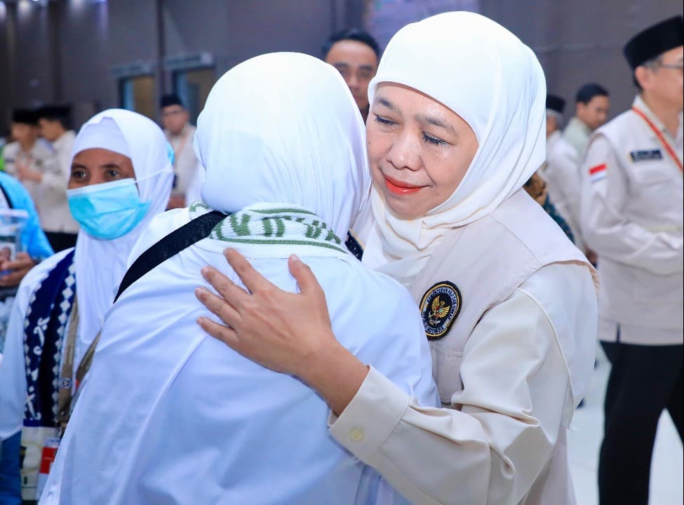 Gubernur Khofifah Lepas Kloter Pertama Jemaah Haji Embarkasi Surabaya
