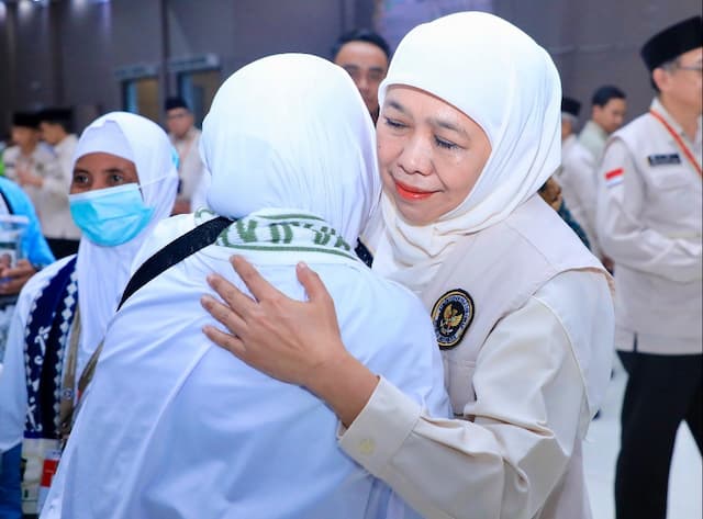 Gubernur Khofifah Lepas Kloter Pertama Jemaah Haji Embarkasi Surabaya
