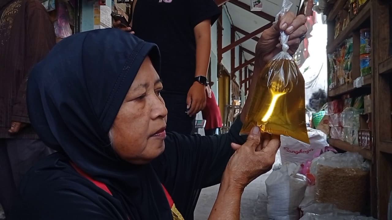 Pasokan Minyakita Tersendat, Warga Madiun Beralih ke Minyak Curah