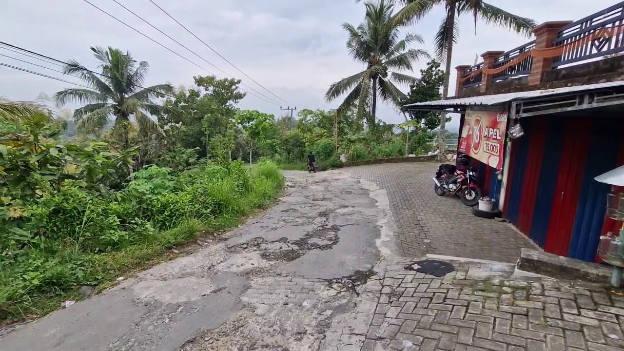 Jalan Rusak di Ponorogo Kembali Makan Korban, Pemotor Terjatuh di Jalur Pulung–Ngebel