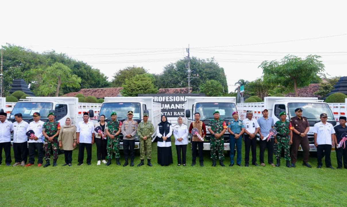 18 Bantuan Armada Truk Diserahkan Kepada Ketua Koperasi Merah Putih di Banyuwangi