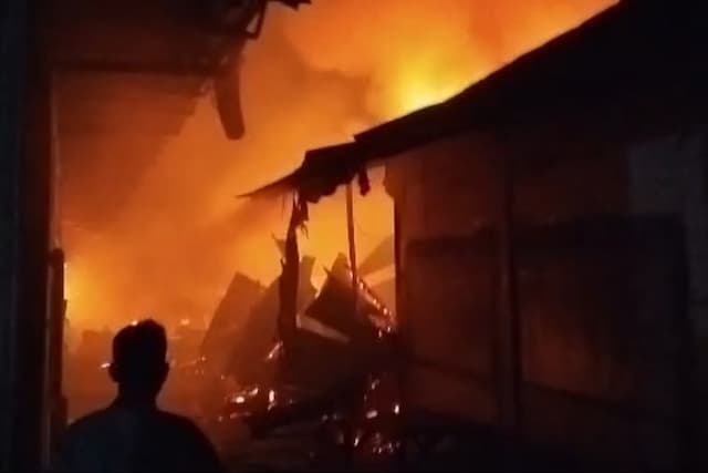 Pasar Baru Tuban Terbakar, Puluhan Kios Hangus