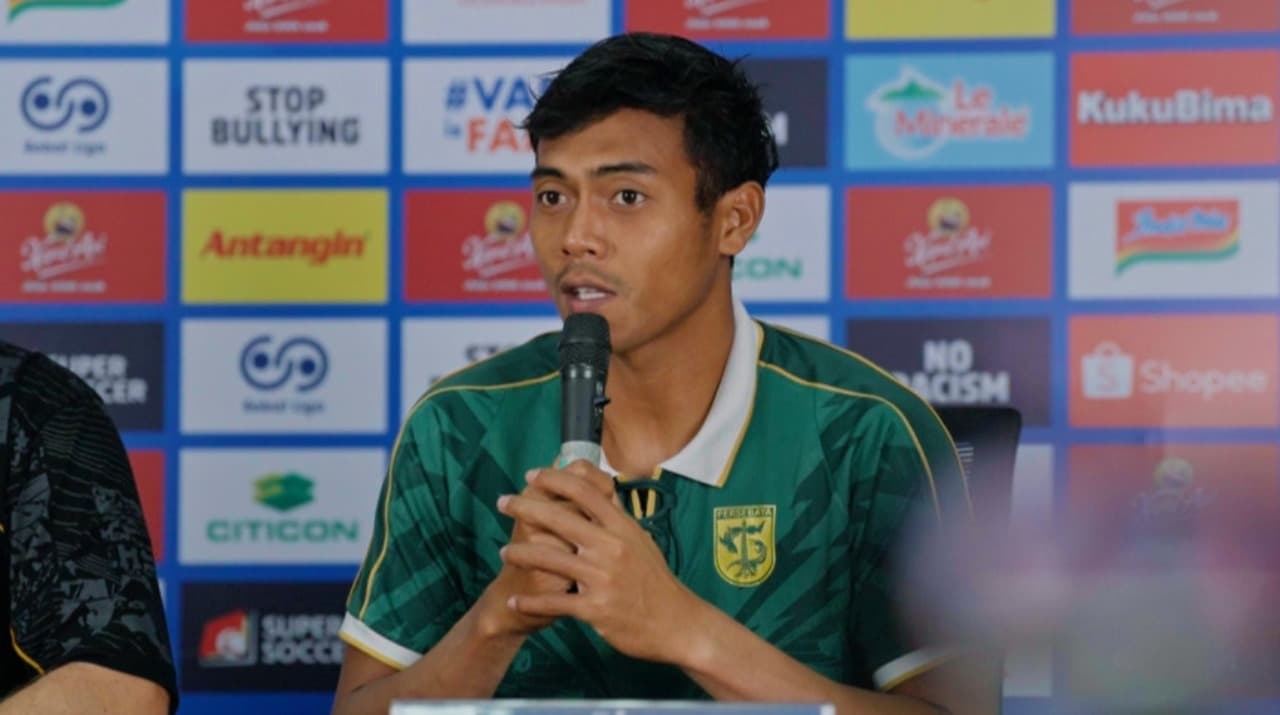 Kiper Persebaya Tak Gentar Hadapi Barisan Penyerang Malut United