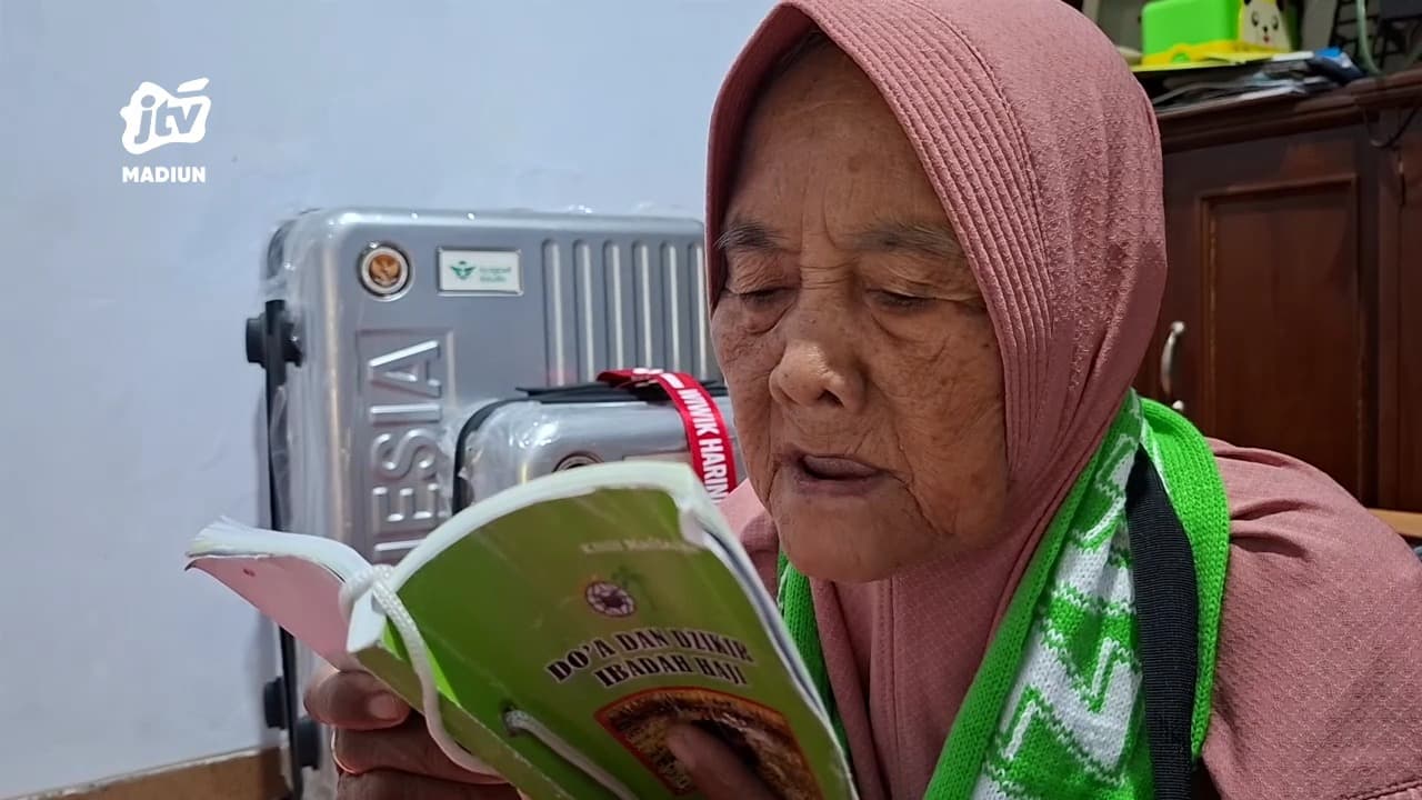 Melampaui Senja Menuju Baitullah: Kisah Mbah Sarmi, Calon Haji 90 Tahun Asal Madiun