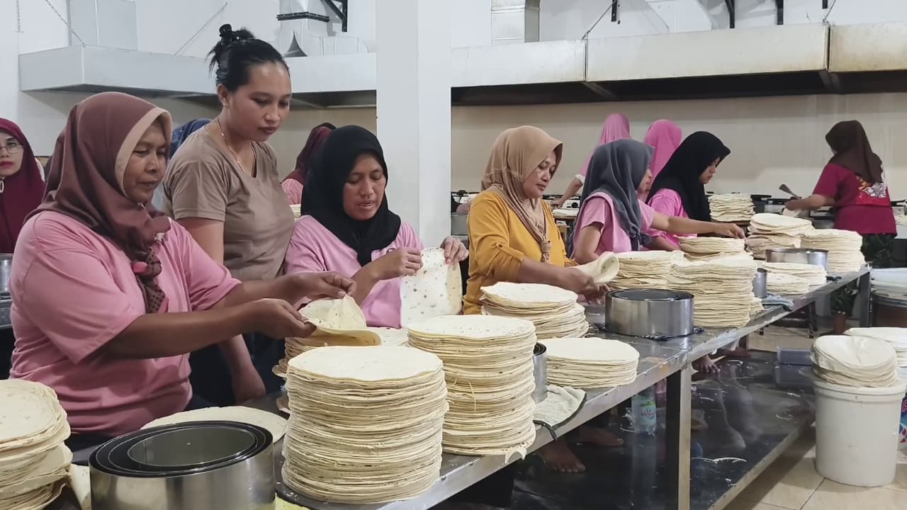 Dari Dusun Terpencil di Magetan, Pasangan Muda Berdayakan Puluhan Perempuan Lewat Usaha Kulit Kebab