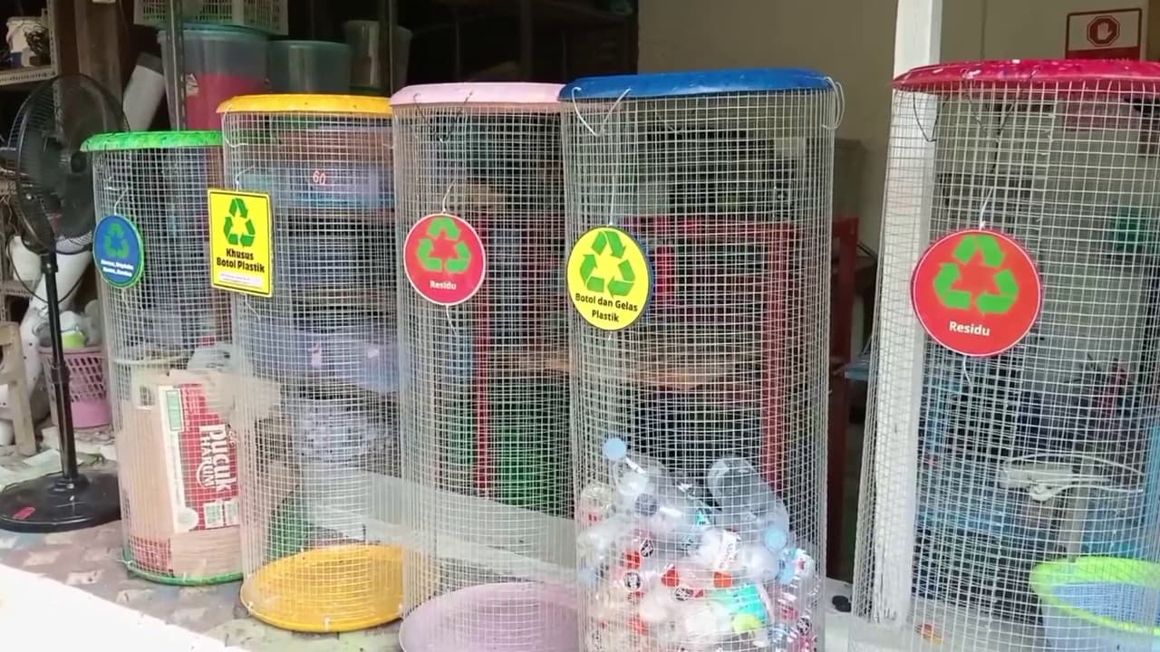 Bernilai Ekonomis, Limbah Plastik Disulap Menjadi Tempat Sampah Estetik