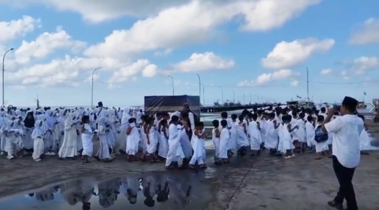 Serunya Ratusan Jemaah "Haji Cilik" Ikuti Manasik di Pamekasan