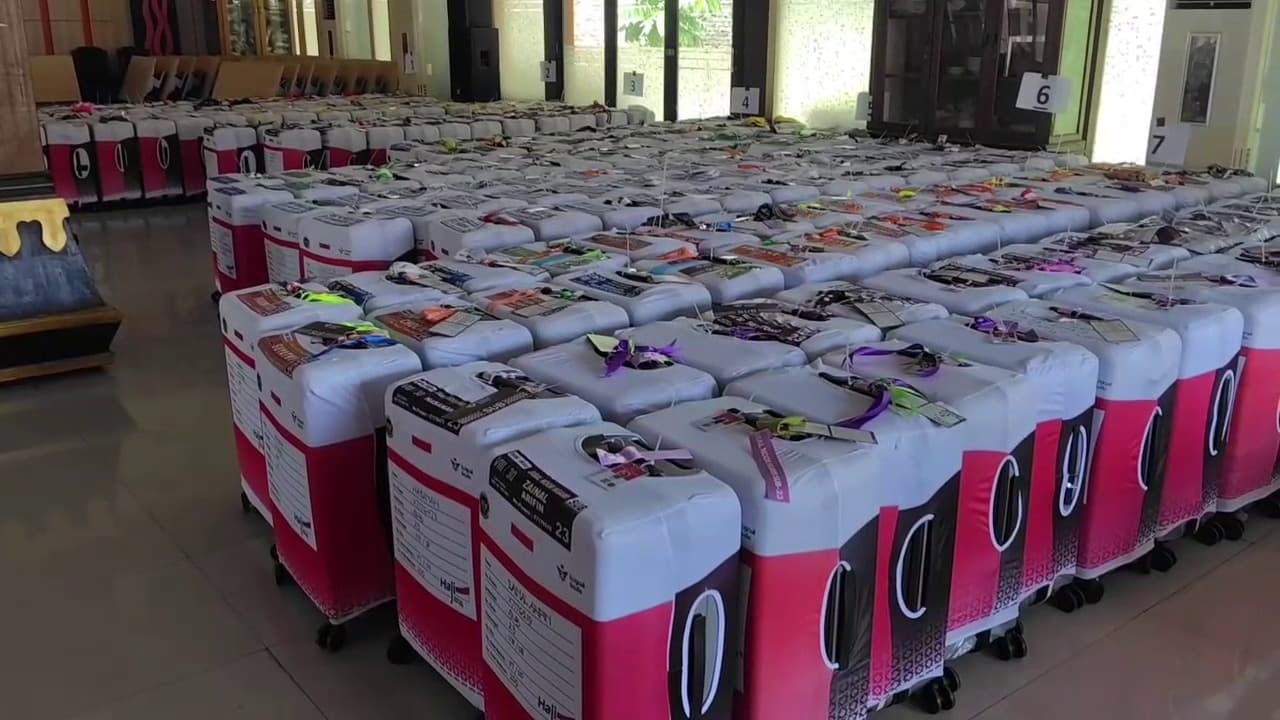 Boneka Hingga Cangkir, Tanda Unik Di Koper JCH Ngawi Jadi Sorotan Jelang Keberangkatan