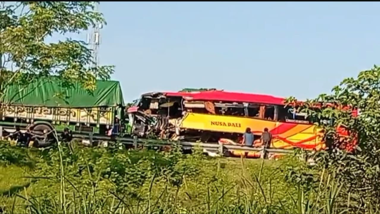 Bus Nusa Bali Tabrak Truk di Tol Gempol-Pasuruan, 12 Penumpang Terluka