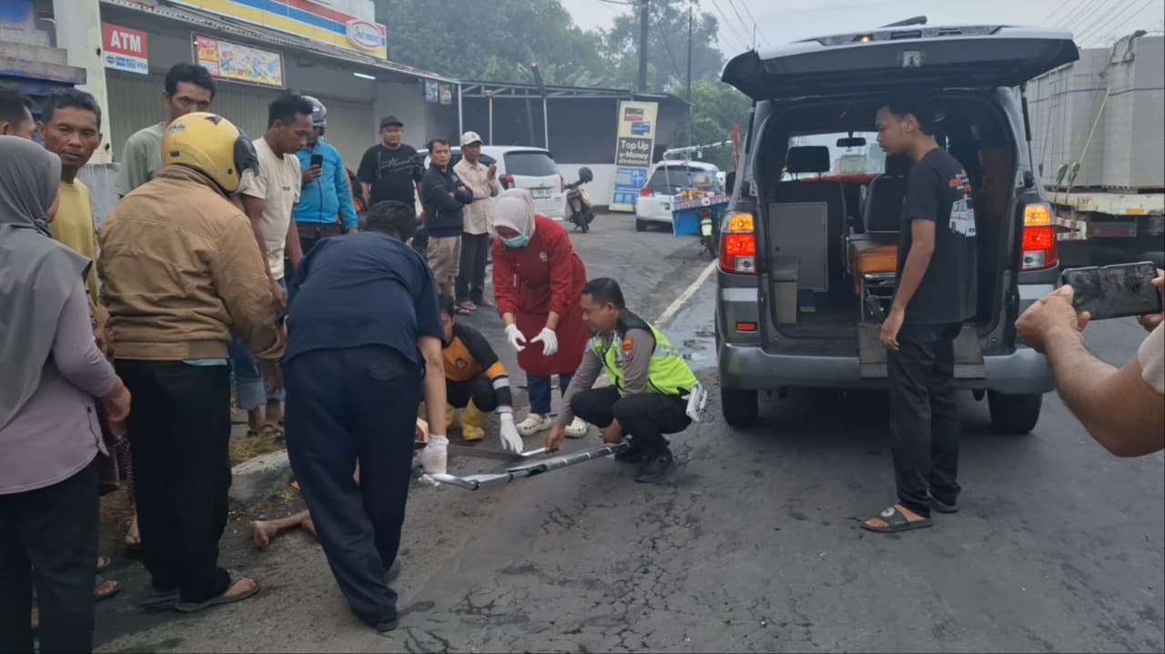 Mobil Brio Seruduk Pikap Lalu Pengayuh Sepeda Angin di By Pass Trowulan Mojokerto