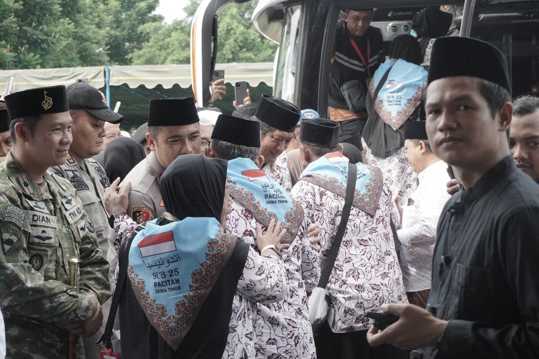 Isak Tangis Iringi Keberangkatan Ratusan Jemaah Calon Haji Asal Pacitan