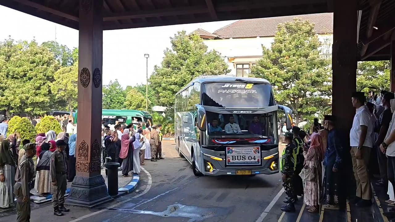Ratusan Jamaah Haji Ponorogo Diberangkatkan, Suasana Haru Iringi Pelepasan