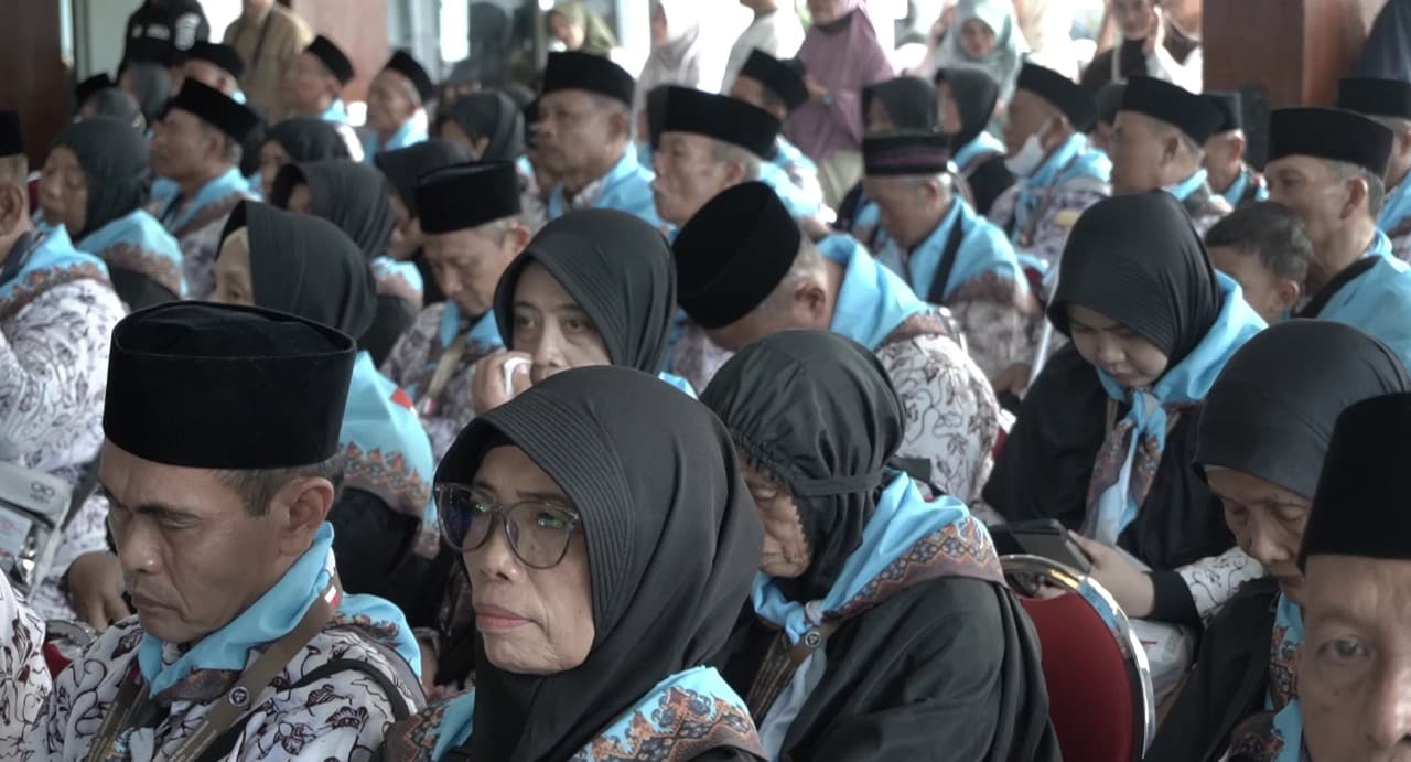 Isak Tangis Iringi Keberangkatan Ratusan Jemaah Haji Asal Pacitan