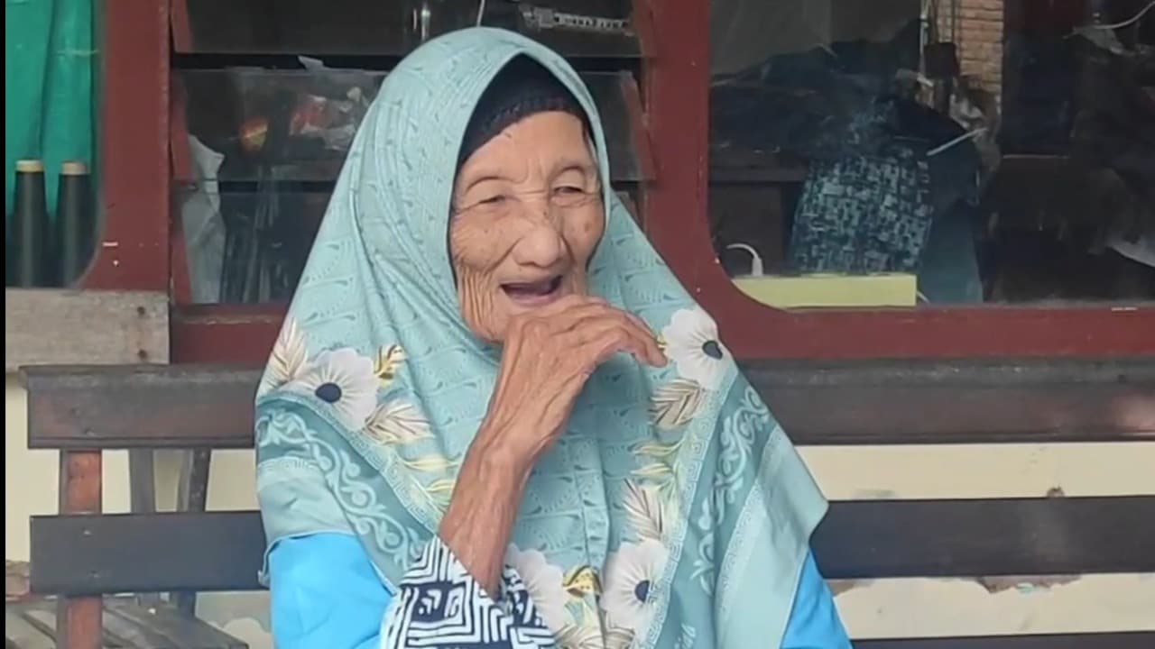 Nenek Berumur 104 Tahun Asal Kediri Berangkat Haji dari Tabungan 50 Tahun