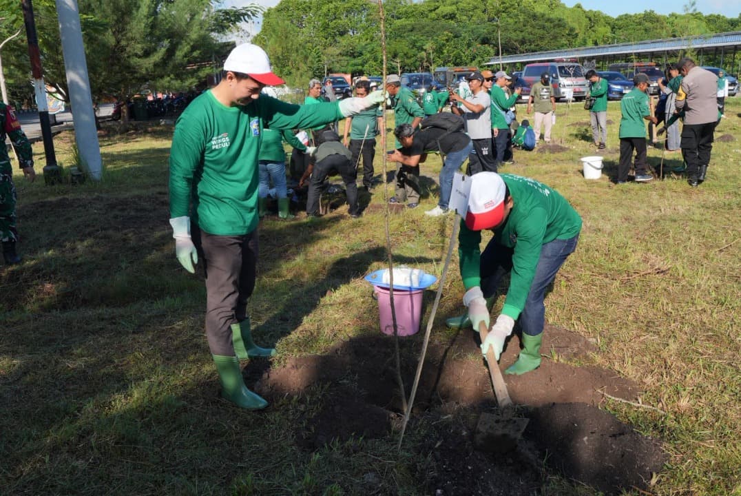 Perkuat Aksi Bersih Lingkungan, Yayasan WINGS Peduli dan Pemkot Surabaya Tanam 1.000 Pohon di Romokalisari