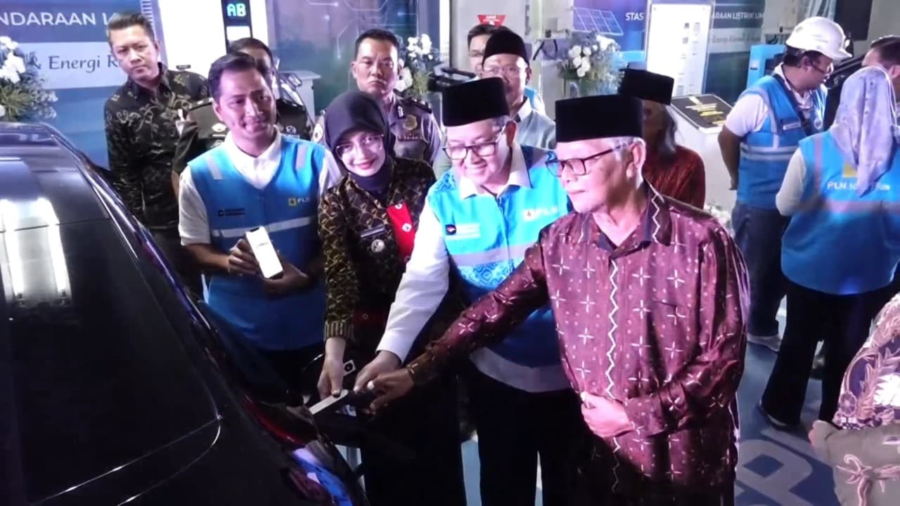 PLN Resmikan SPKLU di Uniska Kediri, Kampanye Kendaraan Listrik Kian Dikebut