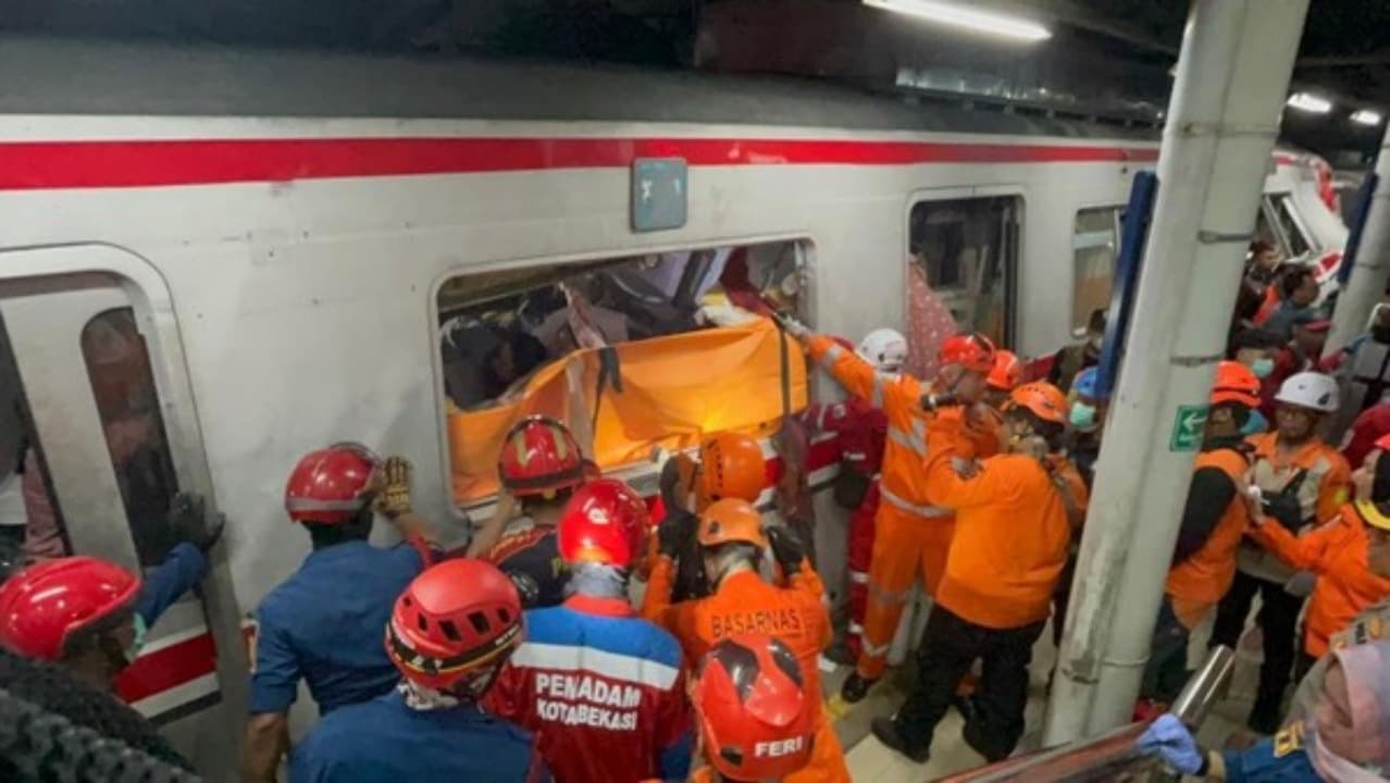 KRL dan Argo Bromo Anggrek Bertabrakan di Bekasi, Puluhan Korban Berjatuhan