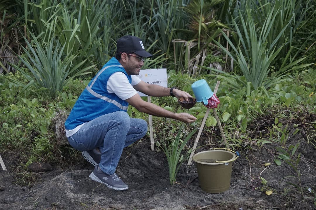 Peringati Hari Bumi 2026, PLN NP UP Pacitan Tanam 400 Bibit Cemara dan Pandan Laut di Pantai Pancer Dorr