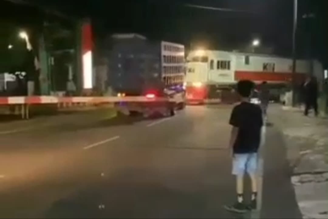 Mogok di Perlintasan, Truk Pasir Tertabrak KA Rapih Dhoho di Blitar