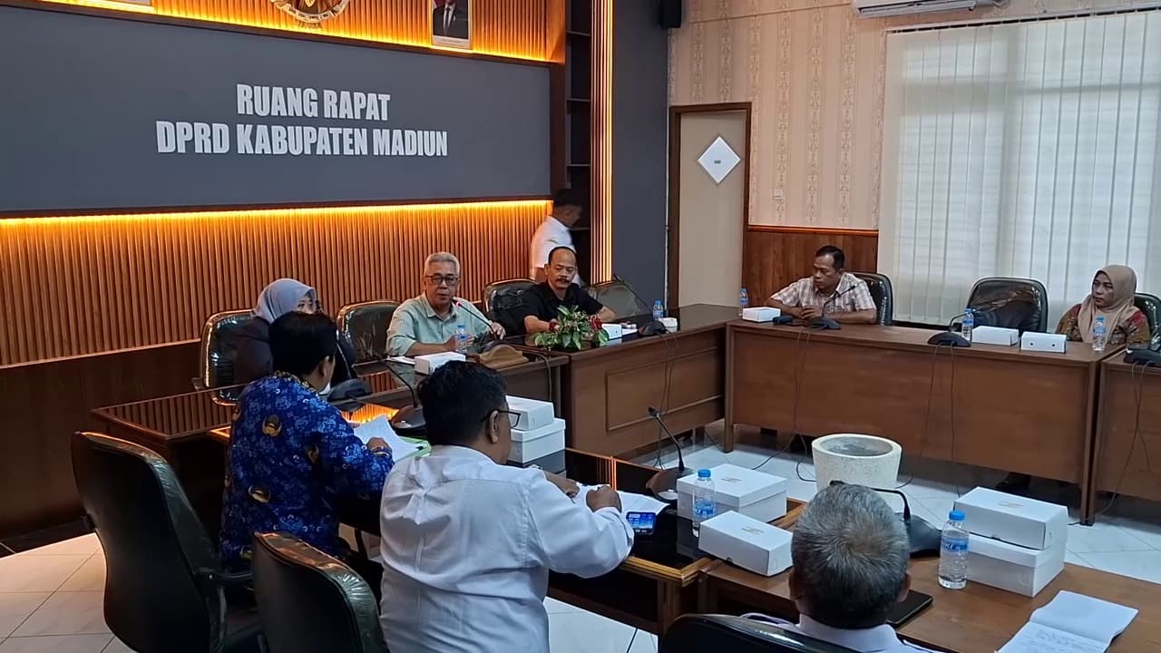 Dugaan Tahan Ijazah Disorot DPRD, Manajemen Bungkam Usai RDP