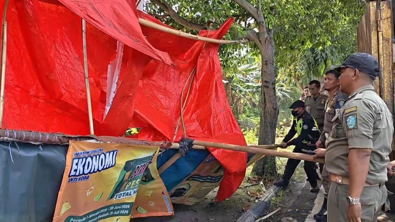 Satpol PP Bongkar Ratusan Lapak Pedagang yang Langgar Aturan