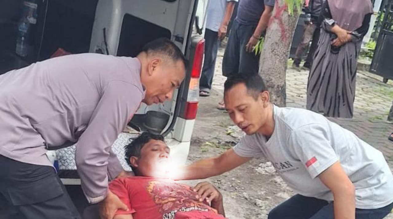 Hindari Mobil 'Ngeblong' di Simpang Katang Kediri, Pengendara Vario Terjatuh hingga Masuk RS