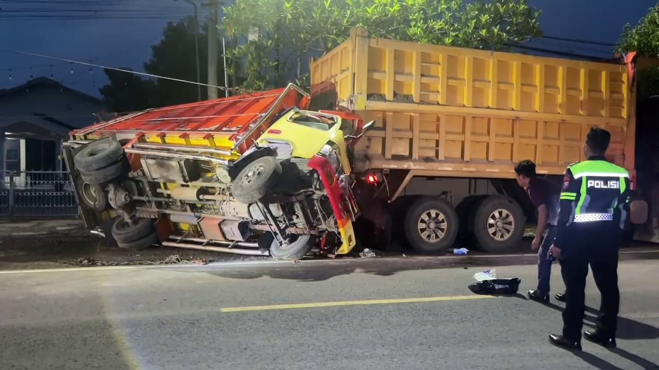 Diduga Mengantuk, Truk Muat Kayu Tabrak Tronton Parkir di Ngawi, Satu Tewas