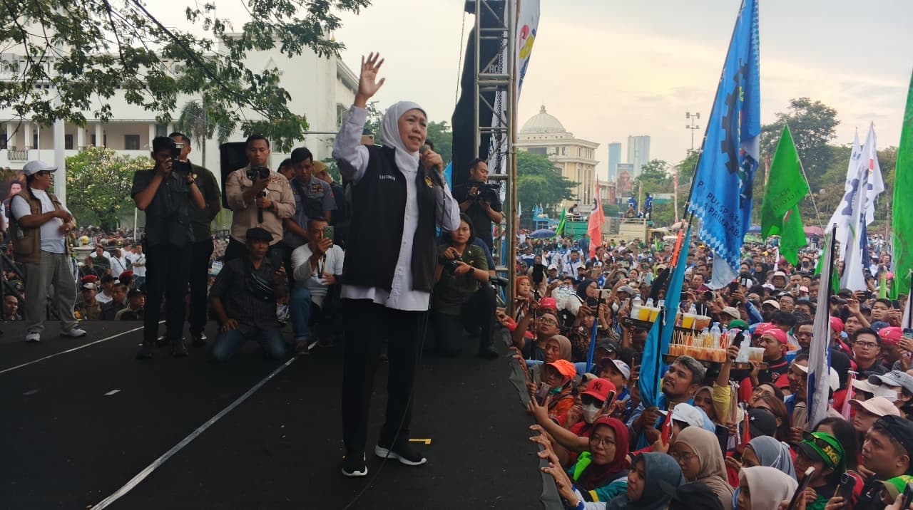 Temui Buruh, Gubernur Khofifah Janji Kawal Perda Pesangon dan Diskon Pajak Motor