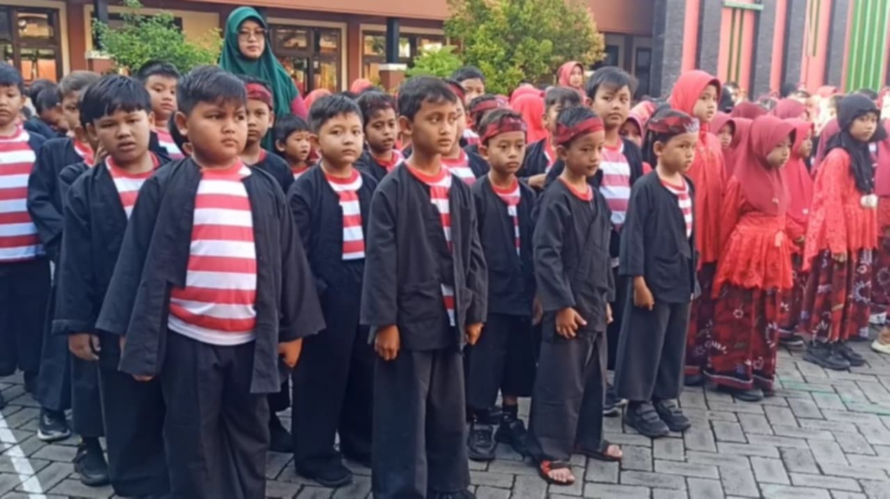 Pakaian Adat Madura dan Deklarasi Anti Narkoba Warnai Peringatan Hardiknas di Bangkalan