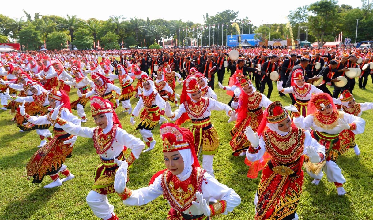 Ribuan Pelajar Turut Serta dalam Kuntulan Ewon, Mendikdasmen: Peringatan Hardiknas Terbaik se-Indonesia