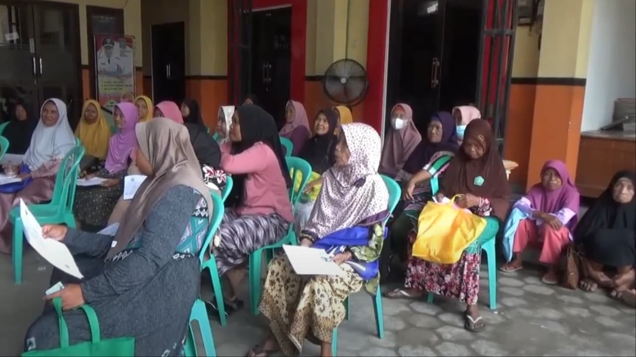 Ratusan Warga Rela Antre Berjam-jam Demi Bantuan