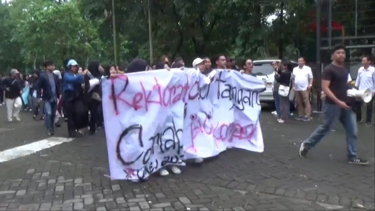 Sistem UKT Bermasalah, Mahasiswa UNEJ Geruduk Rektorat