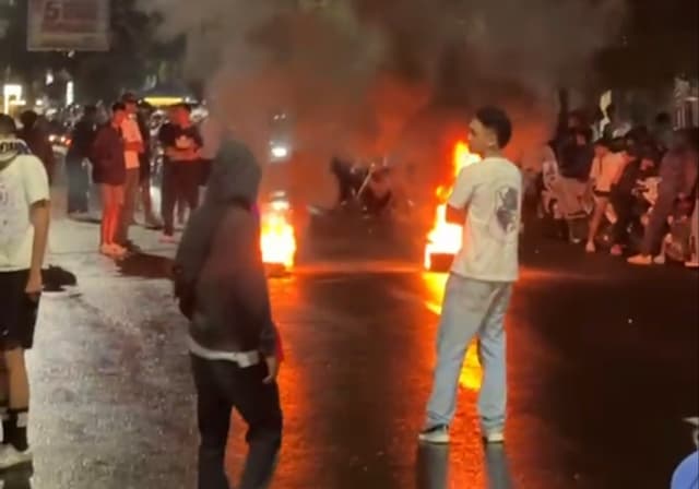 Arema Kalah Lagi di Derby Jatim, Aremania Ngamuk Bakar Ban Depan Kantor