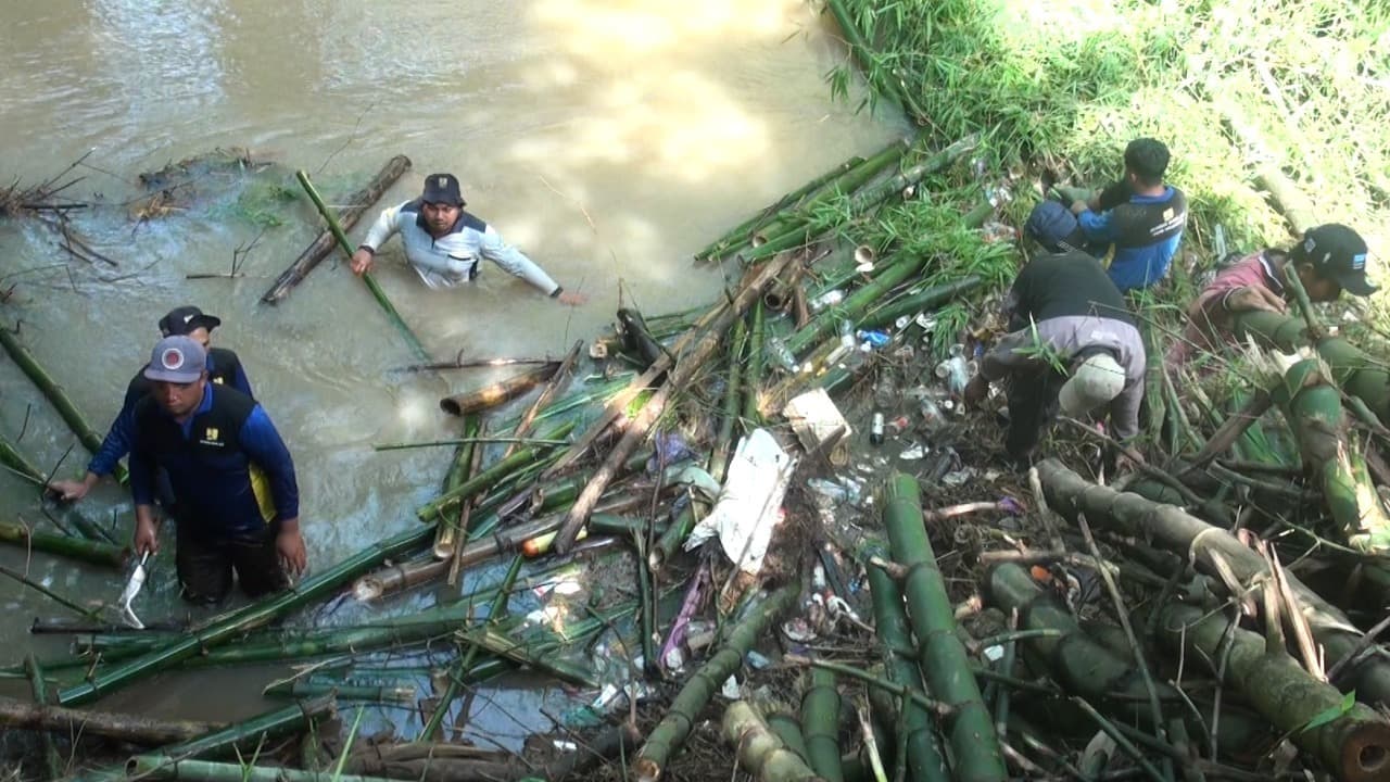 Antisipasi Banjir, Dinas PUPR Nganjuk Bersihkan Rumpun Bambu yang Melintang