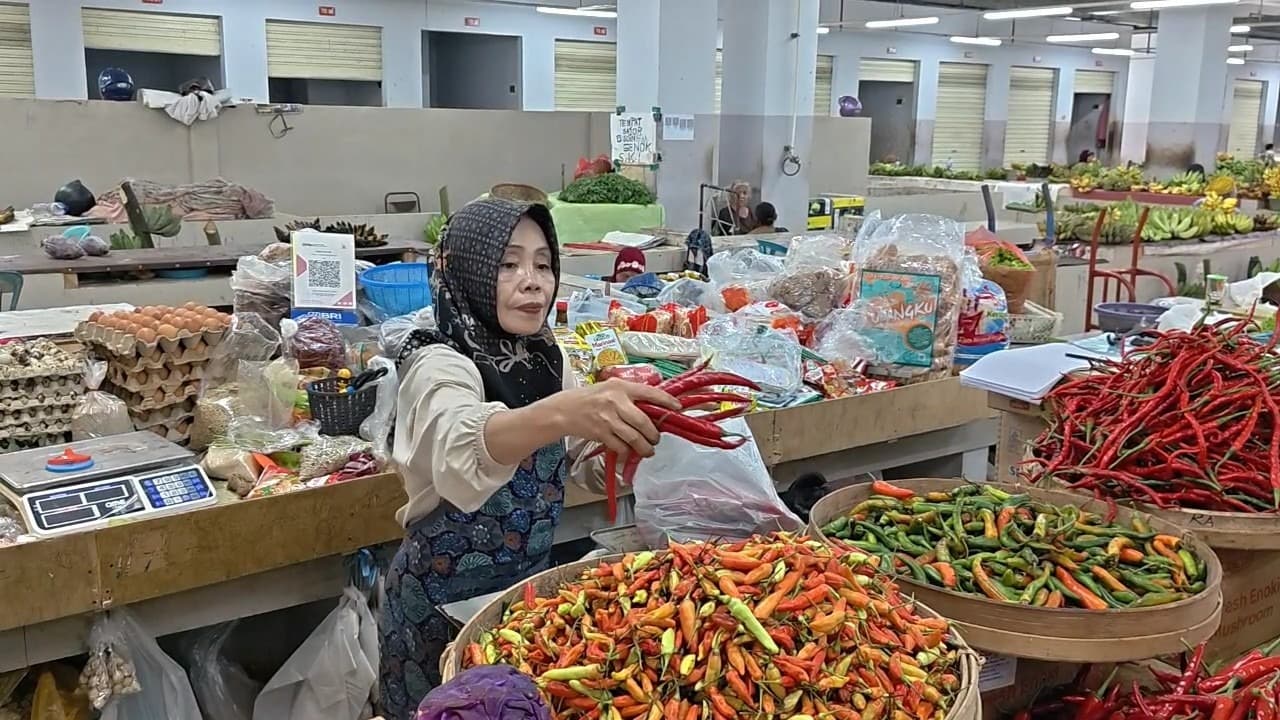 Harga Pangan Jatim Hari Ini: Cabai Rawit Melonjak, Daging Ayam Naik Tipis