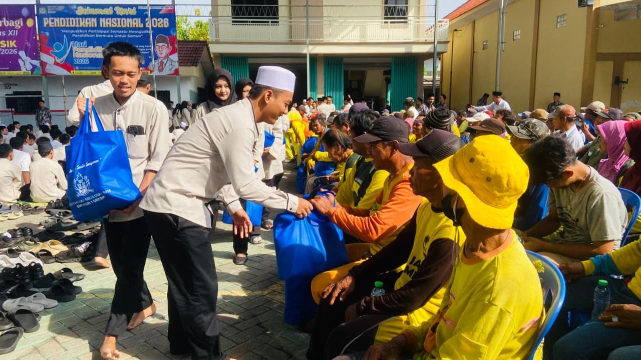 Tak ada Konvoi dan Corat-Coret, SMK PGRI 1 Gresik Rayakan Kelulusan dengan Berbagi Sembako