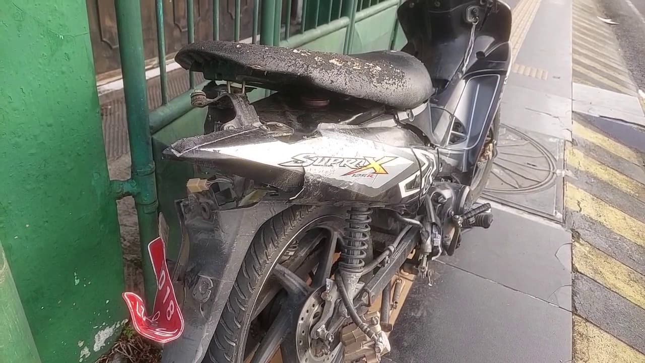 Diduga Mengantuk, Truk Boks Tabrak Tiga Pemotor Di Lampu Merah, Satu Tewas