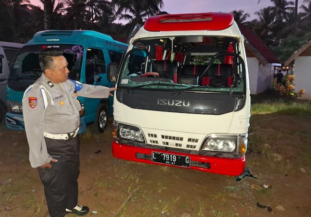 Wisatawan Asal Surabaya Diserang Oknum Suporter di Pantai Wedi Awu Malang