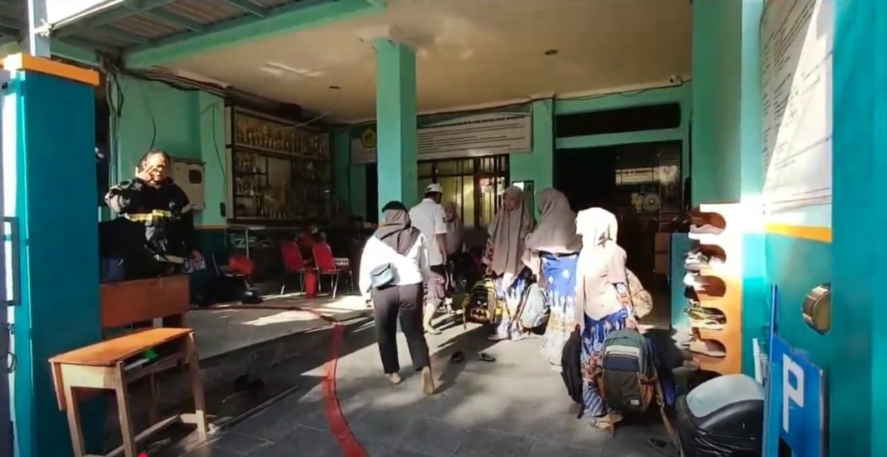 SD Muhammadiyah 10 Surabaya Terbakar, Guru dan Siswa Dievakuasi