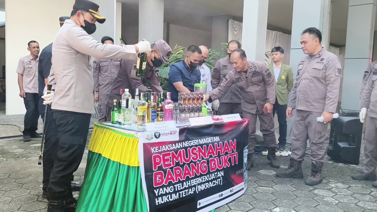 Kejari Magetan Musnahkan Ratusan Ribu Barang Bukti, Rokok Ilegal Mendominasi