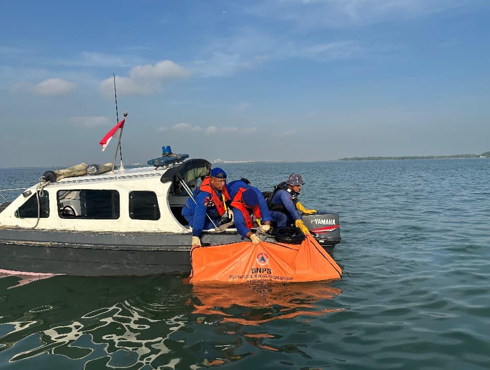 Tim SAR Temukan Korban Terakhir Perahu Besi Tua Tenggelam di Gresik