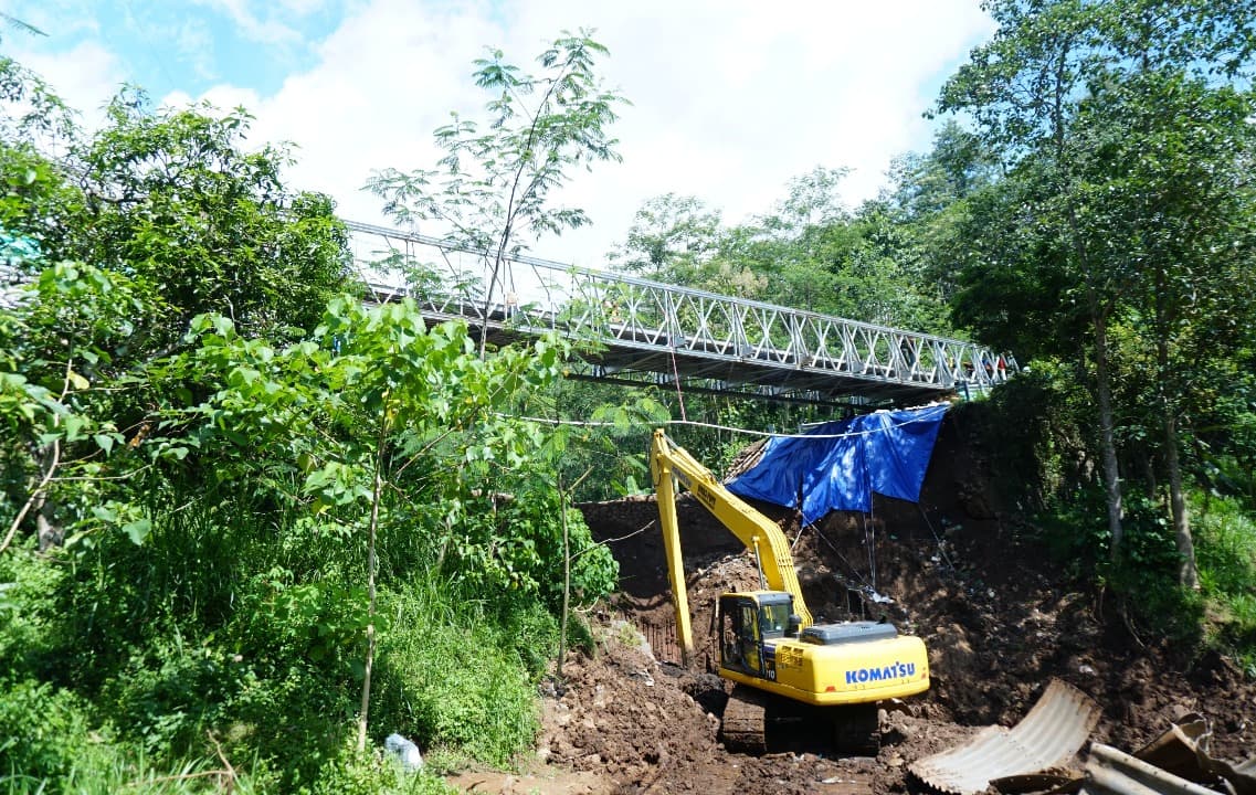 Usai Diuji Beban 8 Ton, Jembatan Modular Madakaripura Bisa Dilalui Warga