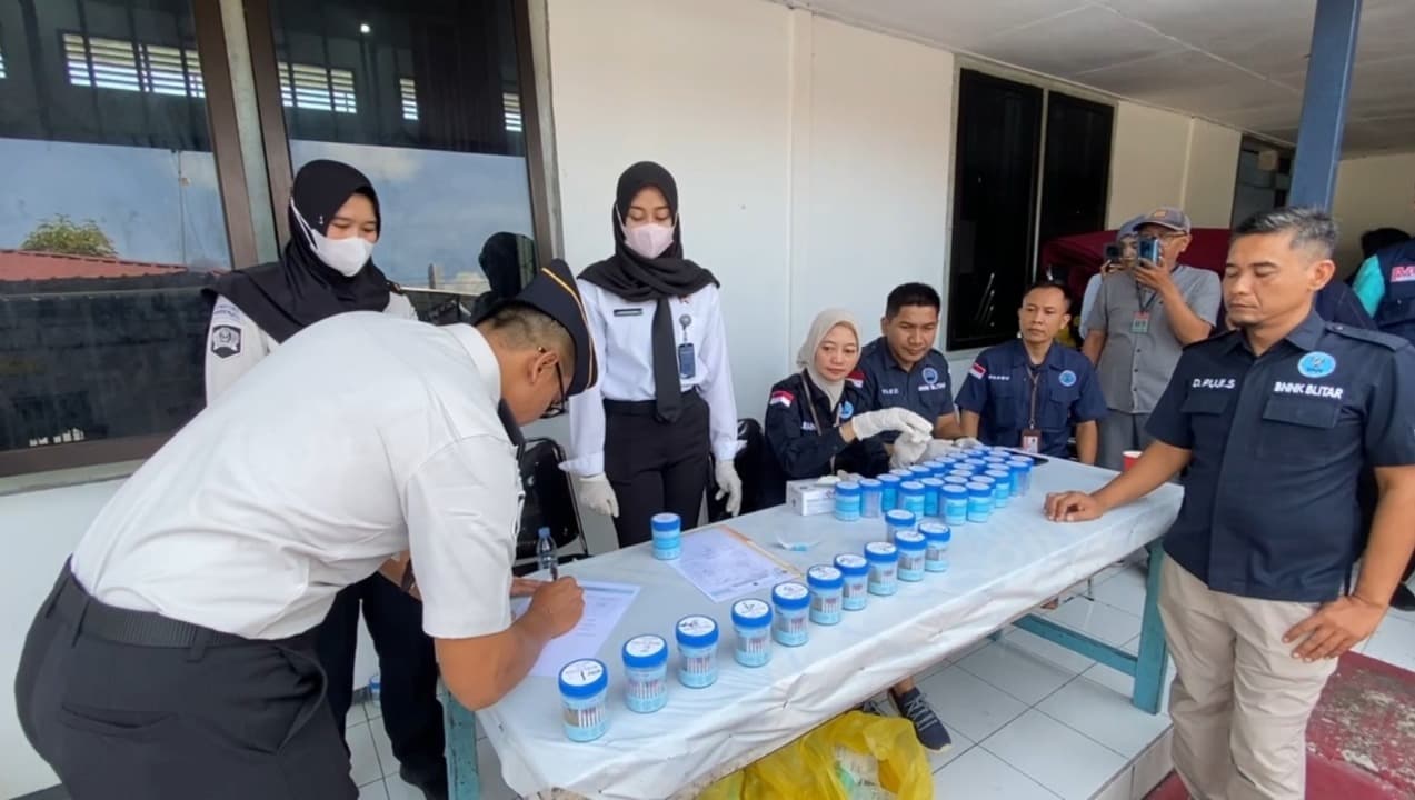 Tes Urine Massal di Lapas Blitar, Petugas Musnahkan Barang Sitaan dari Kamar Tahanan