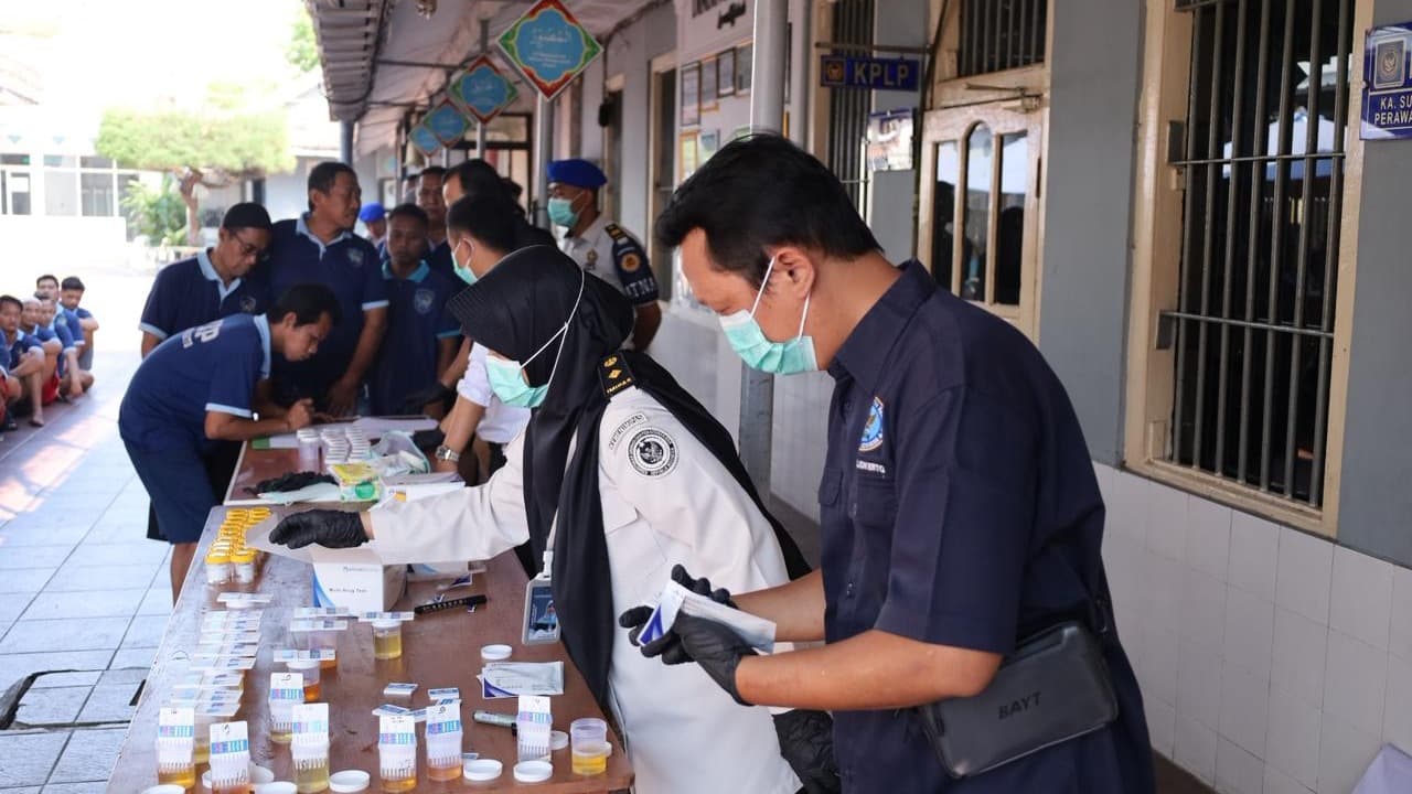 Razia dan Tes Urin di Lapas Mojokerto, Petugas Sita Sajam dan Kartu Judi